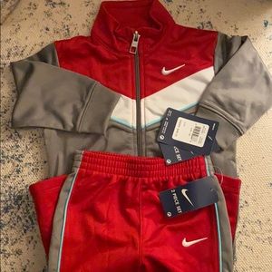 Nike boys 2 piece set